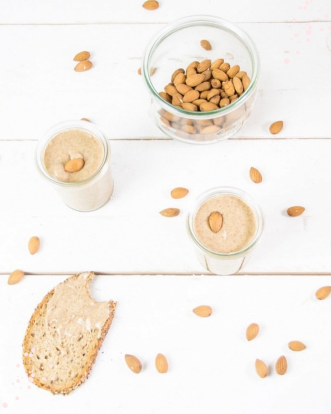 Selbermachen statt kaufen - gesund, lecker, vegan und sogar ohne unnötige Zusatzstoffe. Mandelmus bzw. Mandelbutter einfach selber machen. #feierSun #feierSunFood