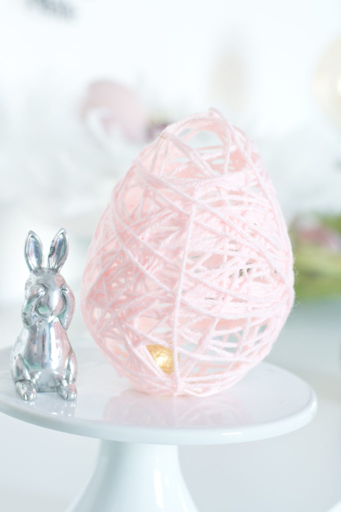 Hübsche Ostereier aus Wolle sind ein Kinderleichtes DiY Easter Eggs - meine einfache Anleitung zum Basteln für Ostern sind die Ostereier aus Wolle die eine schöne aber feine Osterdeko sind. Osterdekoration einfach selber machen. Für Ostern basteln mit Kindern. Osterbasteln. Basteln für Ostern. Ostergeschenk. Ostereier basteln. Osternest. DIY Bastelanleitung. | #feierSun #feierSunSDiY #DiY #Ostern #Wolle #BastelnfürOstern #EasterEggs