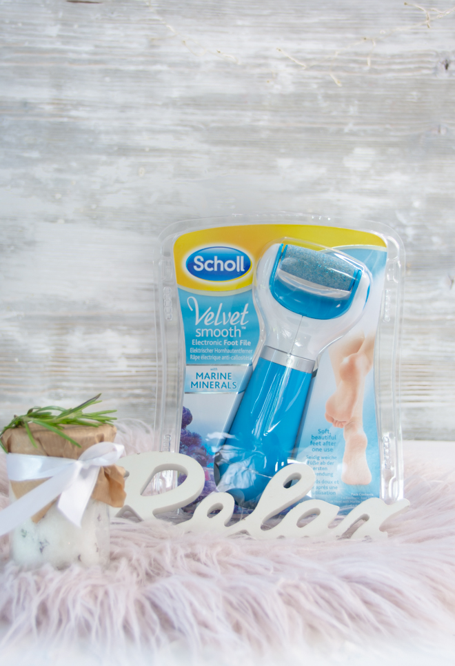 In 5 Schritten zu seidig weichen Füßen die perfekt auf Sonnenstrahlen und Barfußtage eingestellt sind. Fußbad, Peeling, Hornhaut entfernen, Fußnägel und cremen und im Handumdrehen hast du seidigweiche Füße.