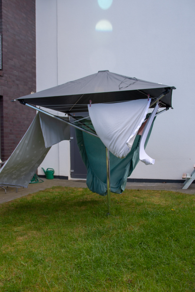 Die erste Wäschespinne mit Dach die LinoProtect 400 von Leifeit im Praxistest. Tipps für das Wäschetrocknen im eigenen Garten.