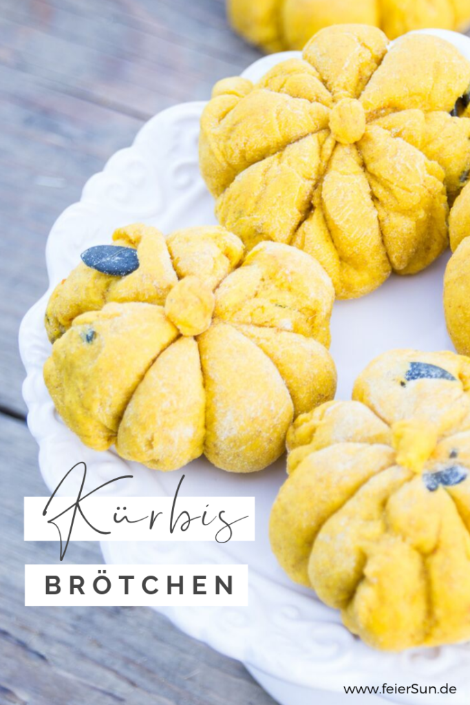 Ein Rezept für einfache #KüRBiSbRötCheN ganz im Design des Herbstes & perfekt für den #Halloween #SweetTable? Dann schau auf feierSun.de vorbei und lass Dich von meinem Kürbisbrötchen #Rezept inspirieren.