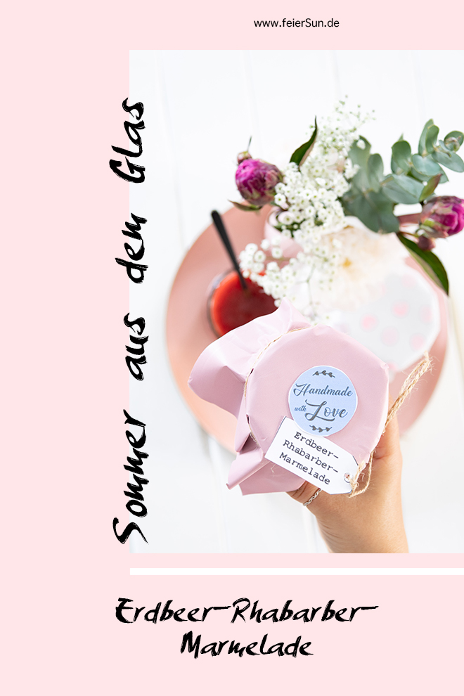 Ein Sommer ohne Marmelade ist möglich, aber sinnlos. Daher kommt hier mein super einfaches und schnelles Rezept für den Sommer im Glas inkl. der Etiketten als kostenlosen Download. Erdbeer und Rhabarber sind so ein tolle Duo, findest du nicht auch?  #feierSun #ErdbeerRhabarber #geschenkeausmeinerkueche #prepandcook #feierSunFood