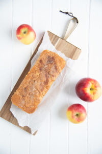 Dieser Apfelrührkuchen mit Zimtkruste ist leicht und saftig und super lecker. Er ist der perfekte Kuchen, nicht nur für Sonntags und du hast bestimmt alle Zutaten für dieses Rezept im Haus. #feierSun #Apfelrührkuchen #Rührkuchen #apfelkuchen