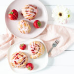 Im Frühjahr, wenn Erdbeeren Session haben, muss einfach ein Rezept mit diesen köstlichen Sommerfrüchten her. Sommerliche Erdbeer-Schnecken die nach mehr als nach Sommer schmecken denn diese veganen strawberry rolls sind die sommerlichen cinnamon rolls. #feierSun #veganbacking #veganeHefeschnecken #feierSunFood