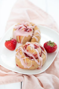 Das Rezept für leckere und fluffige Erdbeer-Schnecken aus Hefeteig. Sie schmecken nach purem Sommer und die Erdbeeren können auch durch andere Früchte (z.B. Kirschen) ersetzt werden#feierSun #veganbacking #veganeHefeschnecken #feierSunFood