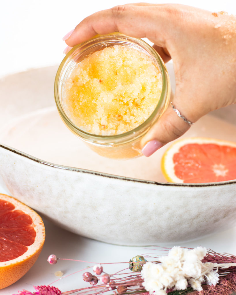 Bodyscrub Peeling selber machen: Grapefruit-Zucker-Peeling für Körper & Gesicht Frisches und natürliches Peeling selber machen: Das Grapefruit-Zucker-Peeling versorgt die Haut und verwöhnt sie Seele. Verwendbar als Gesichtspeeling, Körperpeeling, Handpeeling und Fußpeeling. Das Fruchtsäurepeeling und weitere Rezepte für Naturkosmetik gibts hier: www.feiersun.de #Grapefruit als perfektes #Bodyscrub ist ein einfaches DiY Körperpeeling zum selber machen.