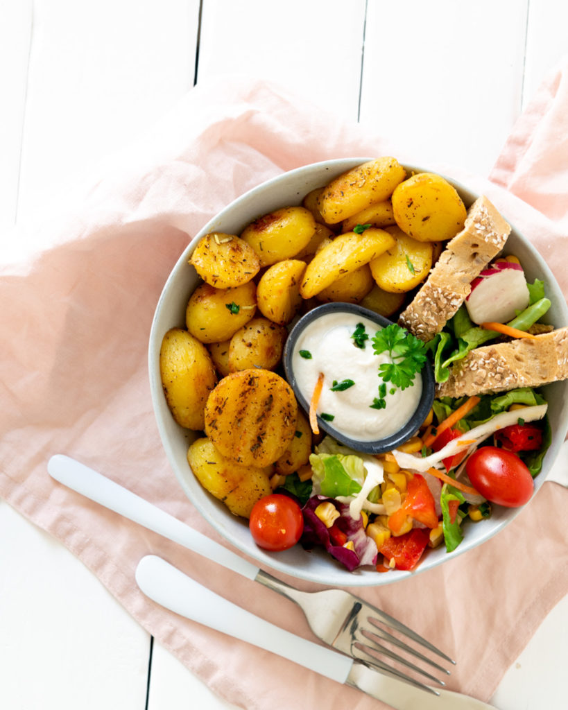 Vegane Sour Cream! Denn zu lange habe ich Sour Cream vermisst, bis ich gemerkt habe, wie einfach man sie selbst machen kann. Vegan. Milchfrei, glutenfrei und super lecker!